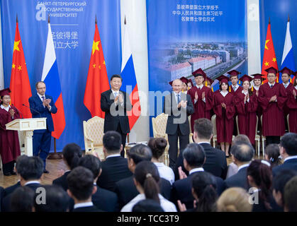 St. Petersburg, Russland. 6. Juni, 2019. Der chinesische Präsident Xi Jinping besucht eine Zeremonie, bei der er die Ehrendoktorwürde von der Russischen Staatlichen Universität St. Petersburg in St. Petersburg, Russland, 6. Juni 2019 vergeben wird. Der russische Präsident Wladimir Putin nahmen an der Preisverleihung. Credit: Li Tao/Xinhua/Alamy leben Nachrichten Stockfoto