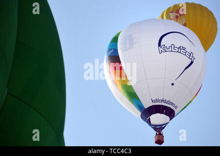 Mlada Boleslav, tschechische Republik. 7. Juni 2019. Die 17 tschechischen Heißluftballons Fiesta'' Belske hemzeni'' wird in Mlada Boleslav (50 Kilometer nördlich von Prag) in der Tschechischen Republik. Ein ballonfahrer bereitet sich für takeof in der Stadt Mlada Boleslav in der Nähe von Skoda Auto Automobil hersteller. Der Heißluftballon ist die älteste erfolgreiche menschliche-tragen. Credit: ZUMA Press, Inc./Alamy leben Nachrichten Stockfoto