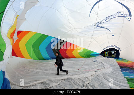 Mlada Boleslav, tschechische Republik. 7. Juni 2019. Die 17 tschechischen Heißluftballons Fiesta'' Belske hemzeni'' wird in Mlada Boleslav (50 Kilometer nördlich von Prag) in der Tschechischen Republik. Ein ballonfahrer bereitet sich für takeof in der Stadt Mlada Boleslav in der Nähe von Skoda Auto Automobil hersteller. Der Heißluftballon ist die älteste erfolgreiche menschliche-tragen. Credit: ZUMA Press, Inc./Alamy leben Nachrichten Stockfoto