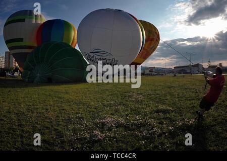 Mlada Boleslav, tschechische Republik. 7. Juni 2019. Die 17 tschechischen Heißluftballons Fiesta'' Belske hemzeni'' wird in Mlada Boleslav (50 Kilometer nördlich von Prag) in der Tschechischen Republik. Ein ballonfahrer bereitet sich für takeof in der Stadt Mlada Boleslav in der Nähe von Skoda Auto Automobil hersteller. Der Heißluftballon ist die älteste erfolgreiche menschliche-tragen. Credit: ZUMA Press, Inc./Alamy leben Nachrichten Stockfoto