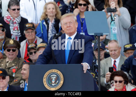 Der Normandie, Frankreich. 6. Juni, 2019. Us-Präsident Donald Trump nimmt an einer Feier zum 75. Jahrestag der Landung in der Normandie amerikanische Friedhof und Denkmal in Colleville-sur-Mer, Normandie, Frankreich, 6. Juni 2019 zu markieren. Ein Gedenken wurde am Donnerstag in der Normandie, Nordfrankreich, zum 75. Jahrestag der D-Day Landungen gegen NS-Kräfte im Zweiten Weltkrieg markieren Credit: Mao, Wenn/Xinhua/Alamy leben Nachrichten Stockfoto