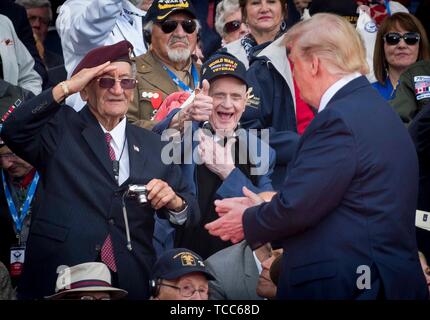 Colleville Sur Mer, Frankreich. 06 Juni, 2019. Us-Präsident Donald Trump begrüßt den Zweiten Weltkrieg Veteranen während einer Gedenkfeier anlässlich des 75. Jahrestag des D-Day in der Normandie amerikanische Friedhof und Denkmal Juni 6, 2019 in Colleville-sur-Mer, Frankreich. Tausende haben liefen auf die Normandie das 75-jährige Jubiläum der Operation Overlord, die Invasion der Alliierten im Zweiten Weltkrieg allgemein als D-Day bekannt zu gedenken. Credit: Planetpix/Alamy leben Nachrichten Stockfoto