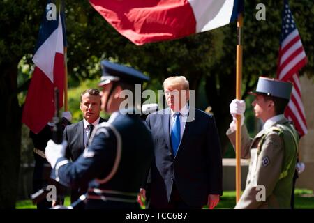 Colleville Sur Mer, Frankreich. 06 Juni, 2019. Us-Präsident Donald Trump und der französische Präsident Emmanuel Längestrich kommen für die Gedenkfeier zum 75. Jahrestag des D-Day in der Normandie amerikanische Friedhof und Denkmal Juni 6, 2019 in Colleville-sur-Mer, Frankreich. Tausende haben liefen auf die Normandie das 75-jährige Jubiläum der Operation Overlord, die Invasion der Alliierten im Zweiten Weltkrieg allgemein als D-Day bekannt zu gedenken. Credit: Planetpix/Alamy leben Nachrichten Stockfoto