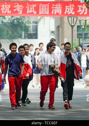 Peking, China. 7. Juni 2019. Die prüflinge die Prüfung Veranstaltungsort an der verbundenen hohen Schule der Peking Universität in Beijing, die Hauptstadt Chinas, 7. Juni 2019. Chinas nationale College Aufnahmeprüfung, oder Gaokao, begann Freitag in diesem Jahr. Credit: Shen Bohan/Xinhua/Alamy leben Nachrichten Stockfoto