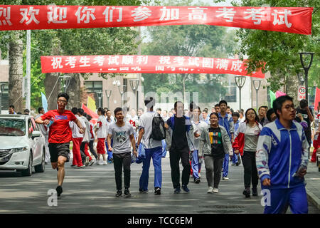 Peking, China. 7. Juni 2019. Die prüflinge die Prüfung Veranstaltungsort an der verbundenen hohen Schule der Peking Universität in Beijing, die Hauptstadt Chinas, 7. Juni 2019. Chinas nationale College Aufnahmeprüfung, oder Gaokao, begann Freitag in diesem Jahr. Credit: Shen Bohan/Xinhua/Alamy leben Nachrichten Stockfoto