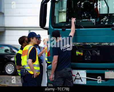 Berlin, Deutschland. 07 Juni, 2019. Eine Gehhilfe wird in den Motor Grill eines Fahrzeugs nach einem Unfall. In der Ehrlichstraße, ein Fußgänger wurde durch einen LKW getroffen und starb noch an der Unfallstelle. Polizisten sind Arbeiten an der Unfallrekonstruktion. Credit: Paul Zinken/dpa/Alamy leben Nachrichten Stockfoto