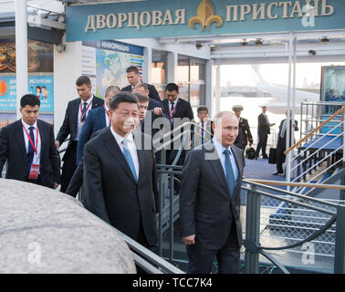 St. Petersburg, Russland. 6. Juni, 2019. Der russische Präsident Wladimir Putin lädt chinesische Präsident Xi Jinping zu einer Kreuzfahrt Tour auf den Fluss Neva in St. Petersburg, Russland, 6. Juni 2019. Xi met mit Putin am Donnerstag hier in dessen Heimatstadt. Credit: Li Xueren/Xinhua/Alamy leben Nachrichten Stockfoto