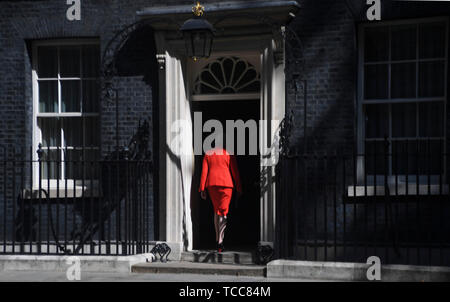 (190607) - Peking, 7. Juni 2019 (Xinhua) - Datei Foto am 24. Mai 2019 zeigt der britische Premierminister Theresa kann zu Fuß in die Downing Street 10, nach der Bekanntgabe ihres Rücktritts, in London, Großbritannien. Theresa May am 7. Juni trat als Führer von Großbritannien die regierende konservative Partei, aber sie wird als Ministerpräsident bleiben, bis ihre Nachfolger gewählt wird. Ihr Nachfolger als Leiter, Wer wird der nächste Premierminister werden, wird voraussichtlich bis Ende Juli bekannt gegeben werden. (Xinhua / Alberto Pezzali) Stockfoto