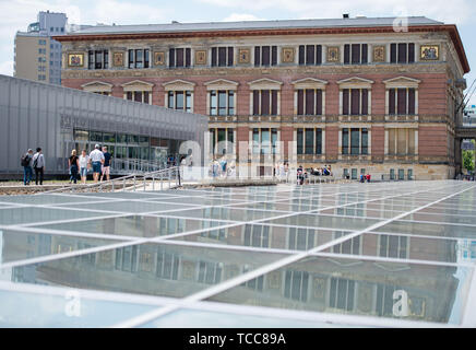 Berlin, Deutschland. 07 Juni, 2019. Das Gebäude der Martin-Gropius-Bau Museum ist im Glas dach der Topographie des Terrors denkmal wider. Credit: Lisa Ducret/dpa/Alamy leben Nachrichten Stockfoto