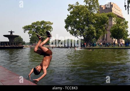 New Delhi, Indien. 7. Juni 2019. Jungen spielen mit Wasser in einem Pool in Neu Delhi, Indien, 7. Juni 2019. Hitzewelle in verschiedenen Teilen des Landes intensiviert hat, India Meteorological Department (IMD) Beamte sagte Donnerstag. Die indische Regierung hat eine beratende Gesundheit für Menschen sicher zu bleiben, ausreichend Flüssigkeit und Lose helle Kleidung im Hinblick auf die intensive Hitze Verschleiß-wave Bedingungen erteilt. Credit: Zhang Naijie/Xinhua/Alamy leben Nachrichten Stockfoto