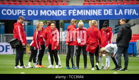 07. Juni 2019, France (Frankreich), Rennes: Fußball, Frauen, Wm, Deutschland, Nationalmannschaft, Stadion Inspektion: Spieler und Mitglieder des Teams sind auf dem Feld. Martina Voss-Tecklenburg (2. von rechts), Trainer der Nationalmannschaft die deutschen Frauen, berührt die Tonhöhe. Foto: Sebastian Gollnow/dpa Stockfoto