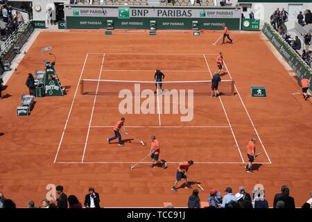 Paris, Frankreich. 07 Juni, 2019. Vorbereitung der zentralen Hof für die Männer & #3 Halbfinale nal Der 2019 Roland Garros Turnier in Paris, Frankreich, statt. (Foto: Andre Chaco/Fotoarena) Credit: Foto Arena LTDA/Alamy leben Nachrichten Stockfoto