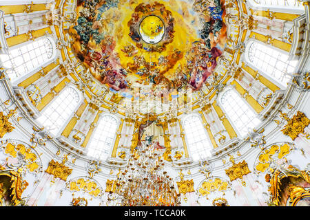 Bunten Fresken auf der Kuppel Decke von Kloster Ettal (Kloster Ettal), ein Kloster der Benediktiner in Ettal, Bayern, Deutschland. Stockfoto