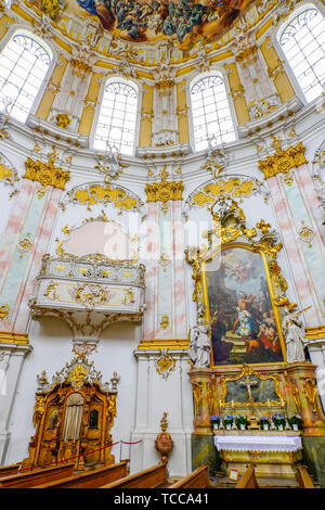 Bunten Fresken auf der Kuppel Decke von Kloster Ettal (Kloster Ettal), ein Kloster der Benediktiner in Ettal, Bayern, Deutschland. Stockfoto