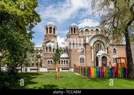 SOFIA, Bulgarien - 6. JUNI: Fußgänger Spaziergänge durch das vteti Sedmochislenitsi" Kirche in Varna Downtown, 6. Juni, 2019. Stockfoto