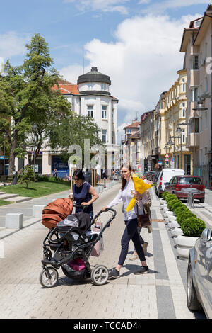 SOFIA, Bulgarien - 6. JUNI: Fußgänger Spaziergänge durch die renovierte "Zar Ivan Shishman' Str. in Varna Downtown, 6. Juni, 2019. Stockfoto