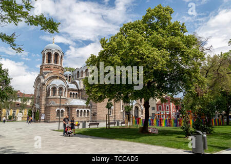 SOFIA, Bulgarien - 6. JUNI: Fußgänger Spaziergänge durch das vteti Sedmochislenitsi" Kirche in Varna Downtown, 6. Juni, 2019. Stockfoto