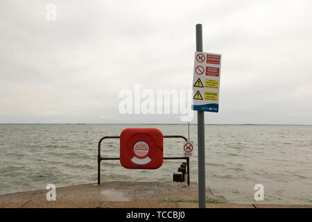 Southend On Sea, Großbritannien. 5. Juni 2019. Rettungsring Ring und Warnungen Schild. Stockfoto