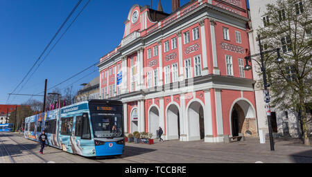 Mit der Straßenbahn vor dem historischen Rathaus von Rostock, Deutschland Stockfoto