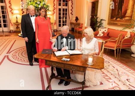 Us-Präsident Donald Trump und First Lady Melania Trump Blick auf als Prinz von Wales und die Herzogin von Cornwall ins Gästebuch bei einer Gala in Winfield House durch die Trümpfe Juni 4, 2019 in London, England gehostet werden. Stockfoto