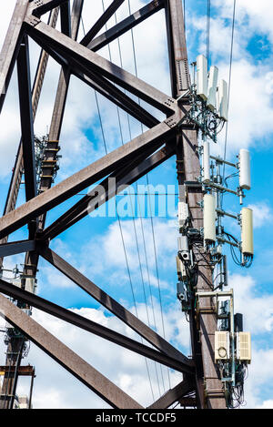 Handy Antennen und Repeater auf der Ed Koch Queensboro Bridge, die auch als die 59th Street Bridge in New York City, USA, bekannt Stockfoto