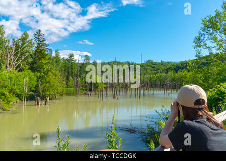 Blaue Teich (Aoiike) mit Reflexion der Baum im Sommer, in der Nähe der Shirogane Onsen in Biei Stadt, Hokkaido, Japan. Stockfoto