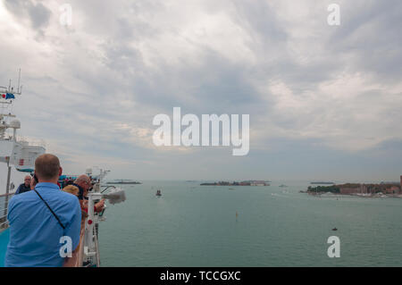 Venedig, Italien, 27. Oktober 2018: Top Paddel von Kreuzfahrtschiff mit Passagieren unter Beachtung der venezianischen Lagune Inseln Stockfoto