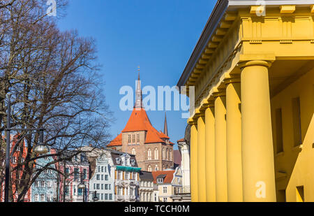 Farbenfrohe Stadtbild aus historischen Gebäuden in Rostock, Deutschland Stockfoto