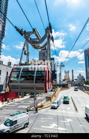 New York City, USA - 31. Juli 2018: Blick von der Roosevelt Island Tramway mit den Menschen innerhalb der Kabine und dem Ed Koch Queensboro Bridge, auch bekannt als Stockfoto