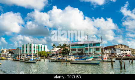 Häuser und Yachten am Haulover Creek in Belize City. Stockfoto