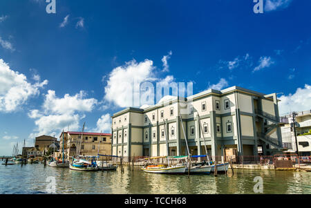 Häuser und Yachten am Haulover Creek in Belize City. Stockfoto