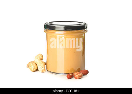 Cremige Erdnussbutter im Glas und Erdnuss auf weißem Hintergrund. Ein traditionelles Produkt der amerikanischen Küche Stockfoto