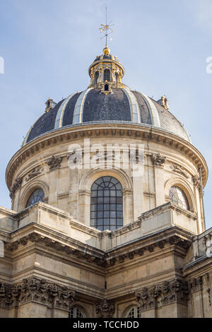 Nahaufnahme auf der Kuppel des Institut de France mit Blick auf den Pont des Arts in Paris von einem Sommertag Stockfoto