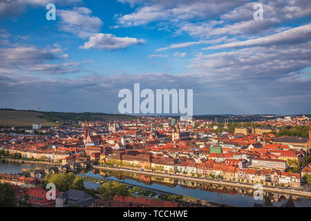 Luftaufnahme von Würzburg, Franken, Nordbayern, Deutschland, von der Festung Marienberg mit Alte Mainbrücke (Alte Mainbrücke) über Main, Bild Stockfoto