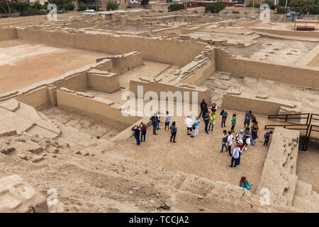 Touristen auf eine geführte Tour der Huaca Pucllana, pre Columbian, pre Inca, Pyramide Tempel, Grab- und Verwaltungszentrum, Frosch geformt, adobe Damm, und mu Stockfoto