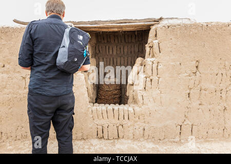 Touristen auf eine geführte Tour der Huaca Pucllana, pre Columbian, pre Inca, Pyramide Tempel, Grab- und Verwaltungszentrum, Frosch geformt, adobe Damm, und mu Stockfoto