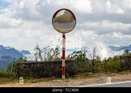 Reflexionen von der Straße auf den Verkehr Spiegel für Sicherheit im Straßenverkehr. Verkehrsspiegel Mountain Road, Vietnam Stockfoto