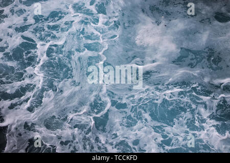 Blue Ocean Waves erstellen weiß schäumende Strudel von oben gesehen. Stockfoto