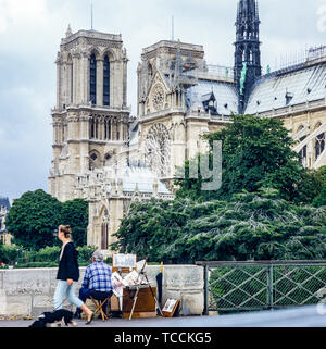 Künstler Maler, Frau Hund Spaziergänge, Pont de l'Archevèché Brücke, Kathedrale Notre-Dame de Paris, bevor das Feuer der April 15, 2019, Paris, Frankreich, Europa, Stockfoto