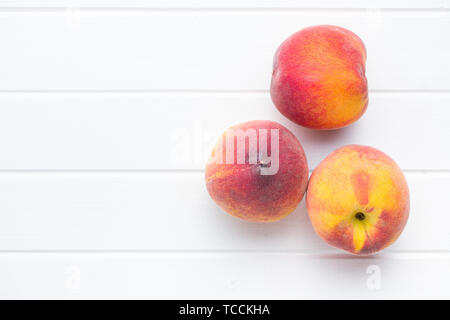 Süße Pfirsiche Obst auf weißer Tisch. Stockfoto