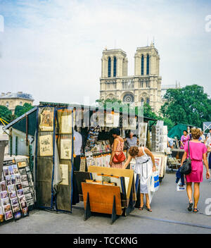 Leute einkaufen, gebrauchte Buchhändler, bouquinistes, Quai de Montebello Quay, Kathedrale Notre-Dame de Paris, Paris, Frankreich, Europa, Stockfoto
