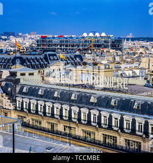 Übersicht über das Schild des Kaufhauses Belle Jardinière und das Museum Centre Pompidou in der Nähe der Kathedrale Notre-Dame de Paris, Paris, Frankreich, Europa, Stockfoto