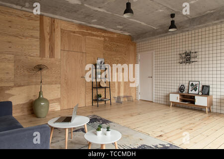 Nizhniy Novgorod, Russland - April 5, 2019: Foto Studio 2.8. Zimmer im skandinavischen Stil mit Fliesen an der Wand. Stockfoto