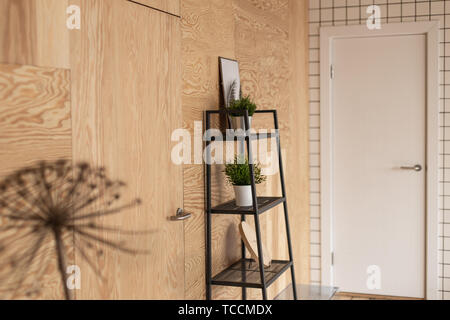 Nizhniy Novgorod, Russland - April 5, 2019: Foto Studio 2.8. Skandinavischer Innenraum mit Metallgestell. Stockfoto