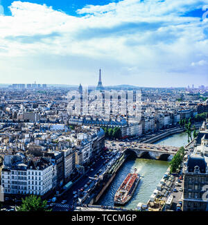 Überblick über die Stadt von der Kathedrale Notre-Dame de Paris, sightseeing Seine Bootsfahrt, Eiffelturm in der Ferne, Paris, Frankreich, Europa, Stockfoto