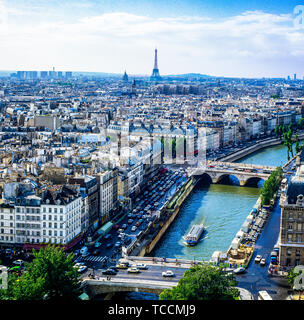 Überblick über die Stadt von der Kathedrale Notre-Dame de Paris, sightseeing Seine Bootsfahrt, Eiffelturm in der Ferne, Paris, Frankreich, Europa, Stockfoto