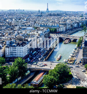 Überblick über die Stadt von der Kathedrale Notre-Dame de Paris, Sightseeing Kreuzfahrt Fluss Seine Boote, Eiffelturm in der Ferne, Paris, Frankreich, Europa, Stockfoto