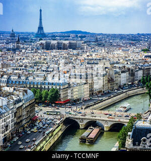 Überblick über die Stadt von der Kathedrale Notre-Dame de Paris, Fluss Seine, Lastkähne, Brücke, Eiffelturm in der Ferne, Left Bank, Paris, Frankreich, Europa, Stockfoto