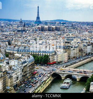 Überblick über die Stadt von der Kathedrale Notre-Dame de Paris, sightseeing Seine Bootsfahrt, Eiffelturm in der Ferne, Paris, Frankreich, Europa, Stockfoto