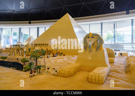 DUBAI, VAE, 09 Januar, 2019: Lego Miniatur der Pyramiden und der Sphinx im Miniland von Legoland Stockfoto